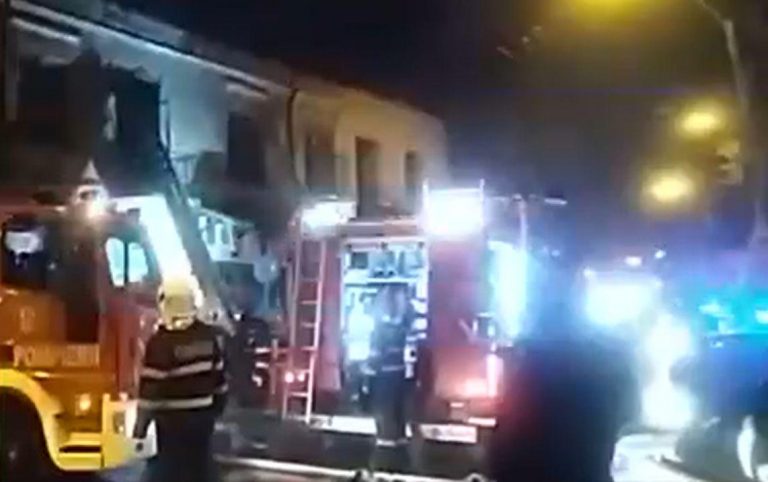 Un bărbat de 35 de ani a murit după ce i-a luat foc casa. Tânărul nu a mai putut ieşi din flăcări / VIDEO
