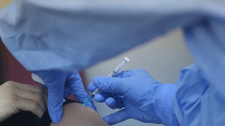 Interesul scăzut pentru vaccinare închide unele centre din Timiș