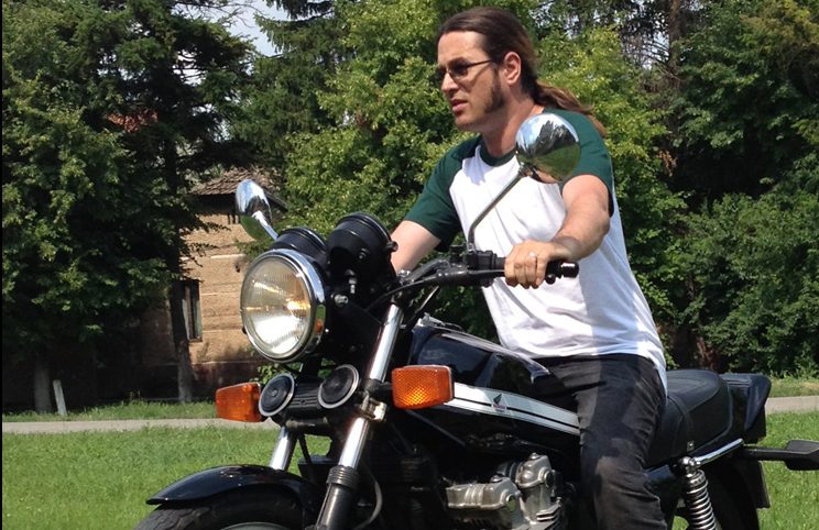 Nu mă mai identific cu ce se întâmplă astăzi în artă, unde totul e poantă, fentă, șmecherie