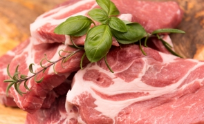 De aia ne împrumutăm până la implozie! Cu combinatele făcute praf, România a importat carne de porc de aproape 1 miliard de euro