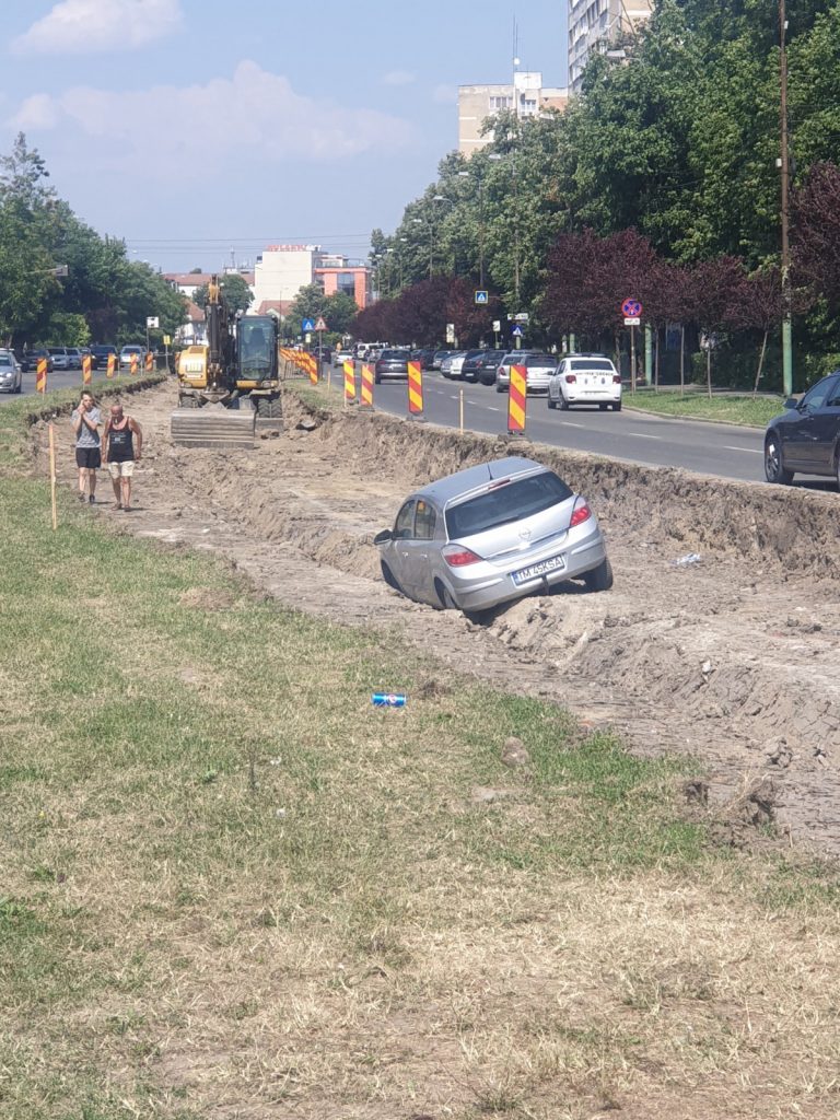 „Off road” în Timișoara! Un șofer a ajuns în șanțul de pe șantierul de pe Cetății