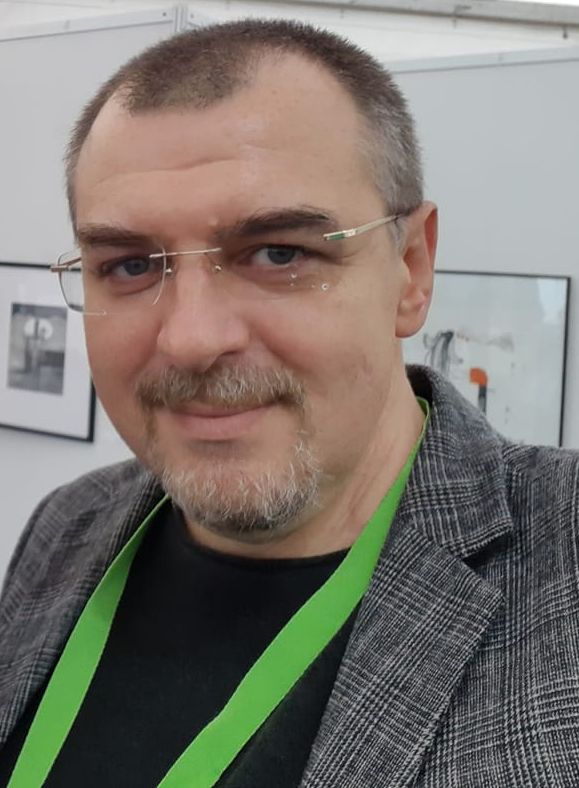 „Dacă nu aș fi fost un cititor pasionat, n-aș fi putut să fiu niciodată scriitor”. Interviu cu scriitorul Lucian Dan Teodorovici, director al Muzeului Național al Literaturii Române din Iași