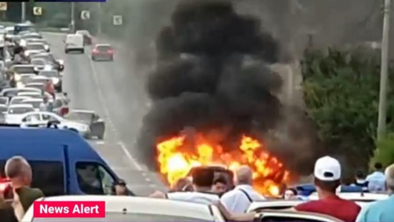 Șoferiță rănită, după ce mașina i-a luat foc în trafic/ VIDEO