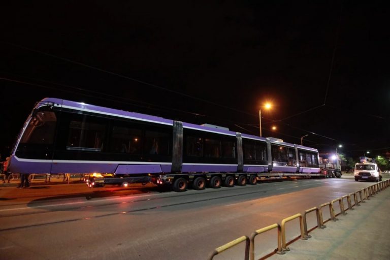 Noul tramvai al Timișoarei face noi teste, joi seară. Se suspendă tramvaiele de pe traseul de probă