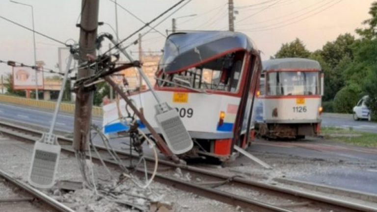 Un tramvai a deraiat în Arad și a dărâmat doi stâlpi de iluminat. O pasageră a fost rănită