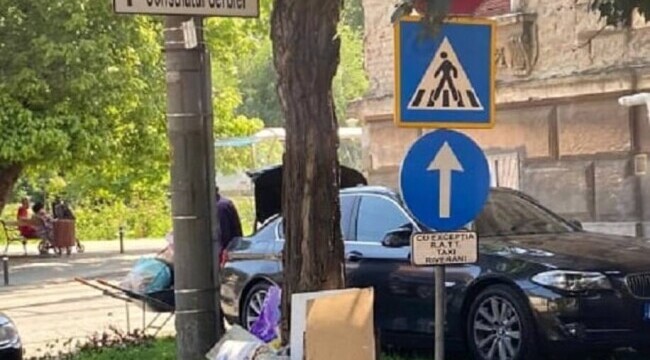 Proprietarul unui BMW de lux din Timișoara, surprins când arunca, fără jenă, gunoaie în plină stradă