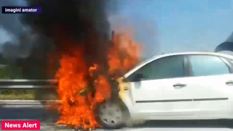 Mașină în flăcări pe autostradă. Traficul este restricționat