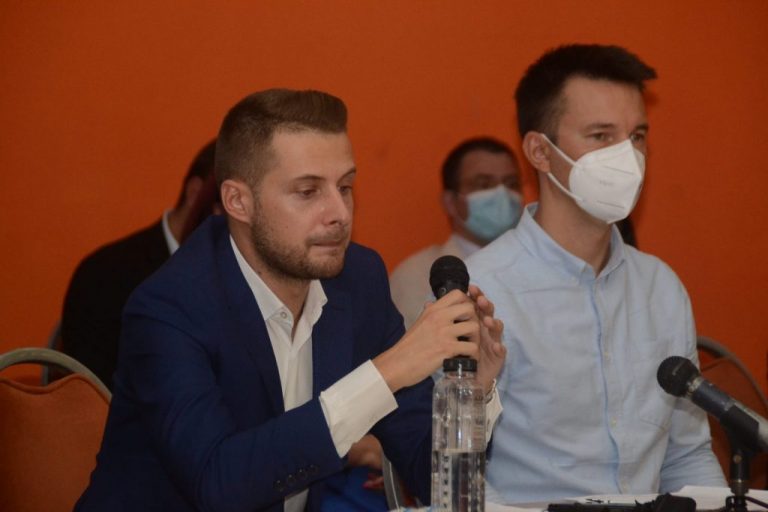 Comunicat la comunicat sau dialogul surzilor?