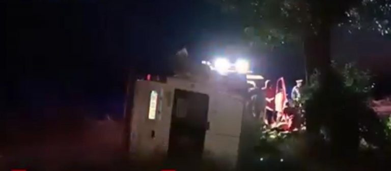 Accident mortal: Un bărbat a pierdut controlul mașinii care s-a oprit într-un copac