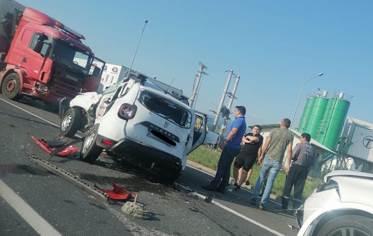 Accident deosebit de grav: patru oameni au pierit, după ce maşina în care se aflau s-a izbit de un camion