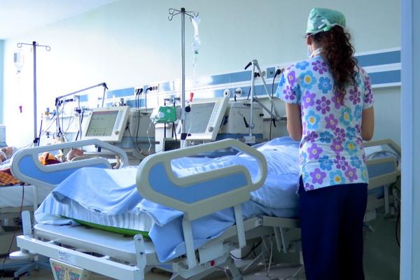 Spitalele de copii sunt din ce în ce mai aglomerate: medicii sunt nevoiţi să redirecţioneze cazuri pentru că secţiile sunt pline