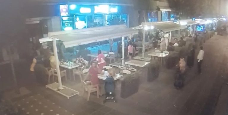Timişoara, Capitală Culturală?! Au „zburat” scaune în Piaţa Victoriei, după un scandal între rromi VIDEO