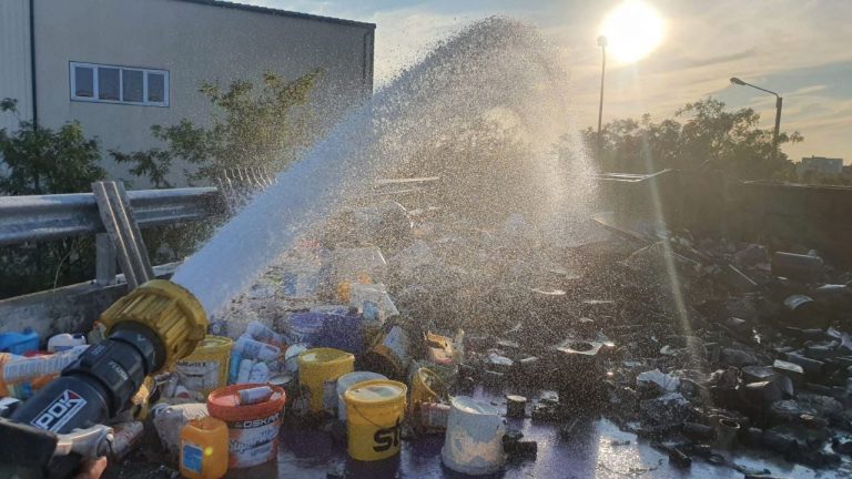 Concluzii după incendiul de la stația de transfer din Timișoara: neglijența a dus la arderea a trei tone de deșeuri