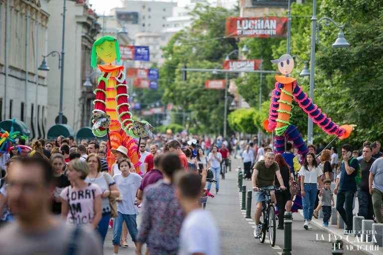 Roboți Transformers și păpuși gigantice la Timeless 4ALL Festival