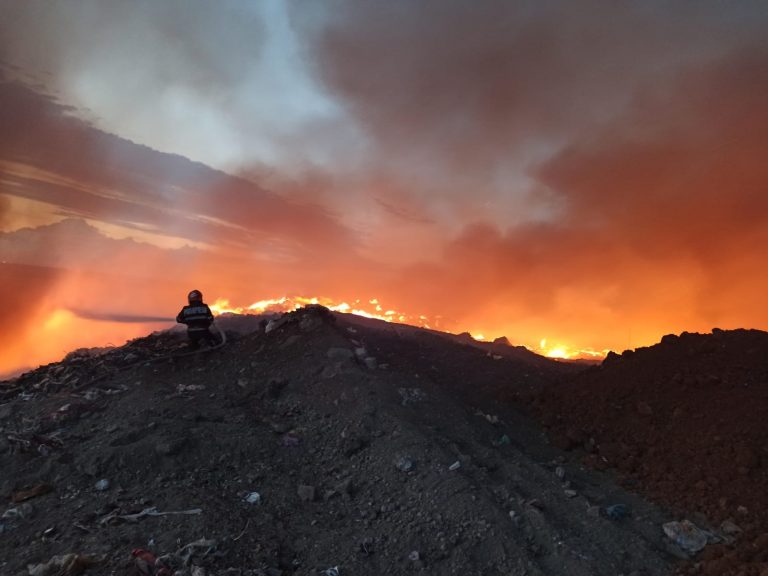 Pompierii din Arad încă se luptă cu incendiul de la groapa de gunoi
