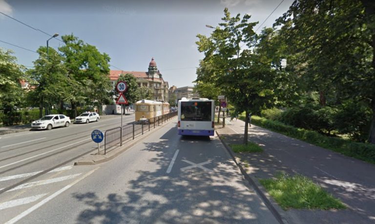 Mașinile nu mai au voie să circule pe linia de tramvai de lângă Catedrala Mitropolitană