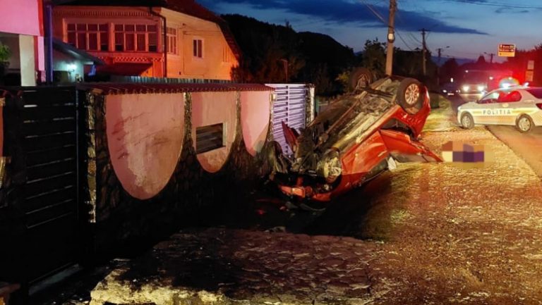 O mașină s-a răsturnat și apoi a luat foc: un mort și doi răniți