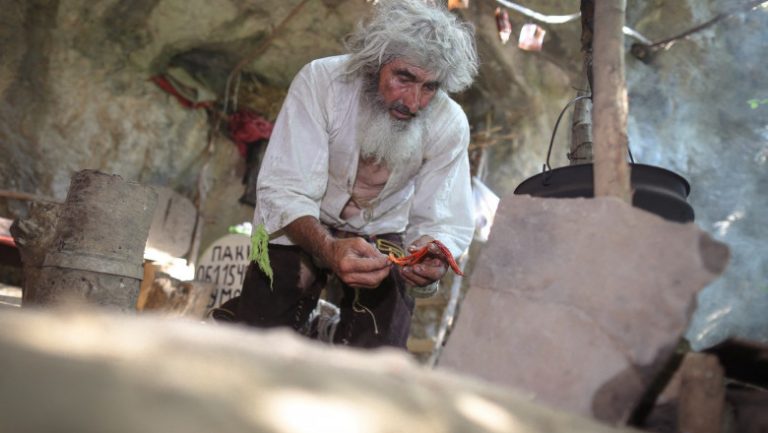 Un sârb, care locuiește de 20 de ani într-o peșteră, s-a vaccinat anti-Covid