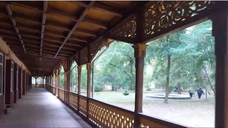 Colonada din Buziaș, construcție unicat în Europa făcută pentru plimbările împărătesei Sisi, încântă turiștii