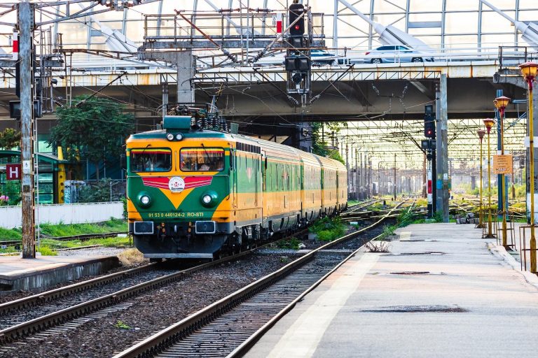 Întârziere de 137 de minute pentru un tren care circulă pe ruta Timişoara-Bucureşti, după ce locomotiva s-a defectat