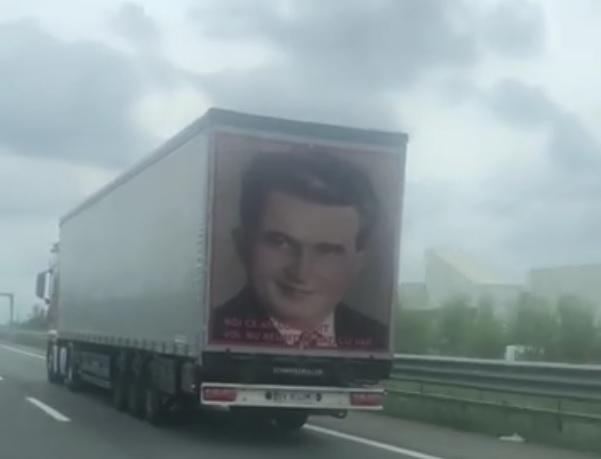 Un şofer român a făcut senzaţie pe o autostradă din Italia. TIR-ul cu chipul lui Nicolae Ceauşescu a devenit „viral” pe internet