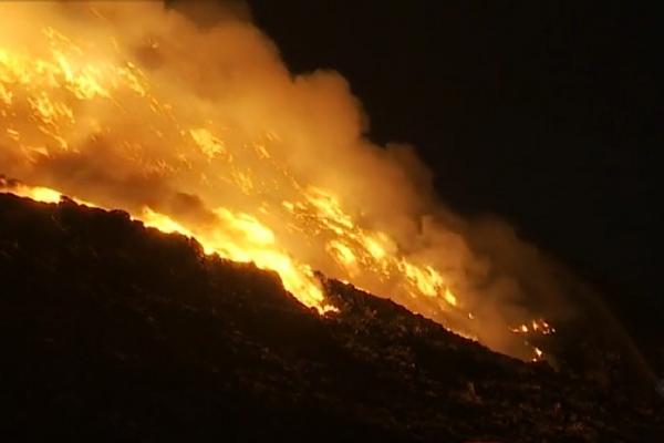 Mesajul autorităţilor, după incendiul de la groapa de gunoi din Arad: „Problema mare este poluarea”
