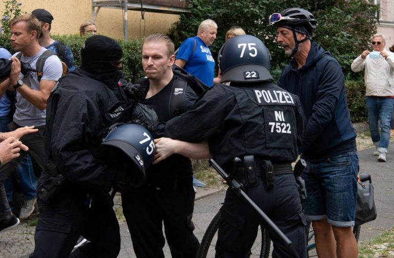 Ciocniri violente la Berlin între protestatari şi poliţie la manifestaţiile ilegale împotriva restricţiilor anti-covid