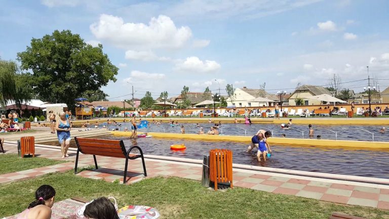 Singurul ștrand cu apă vindecătoare din țară, scoasă de la doi kilometri adâncime, se află în Timiș