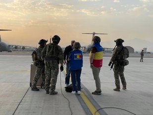 Un singur cetăţean român a fost evacuat pe cale aeriană din Kabul. Ceilalţi nu au reuşit să ajungă la aeroport