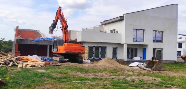 Primarul comunei Dumbrăviţa dă startul la demolări
