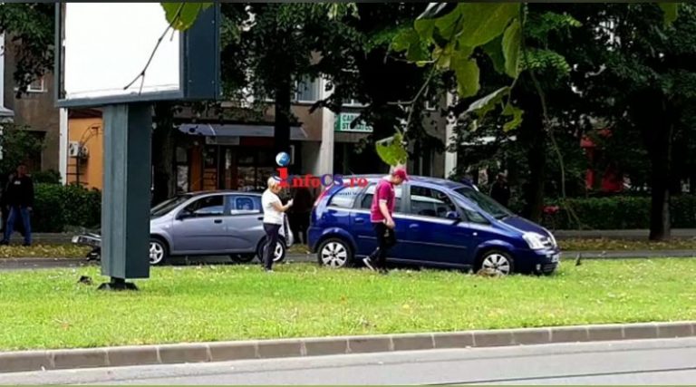 A ieșit cu mașina în decor, la iarbă verde! Accident spectaculos într-un oraș din vestul țării VIDEO