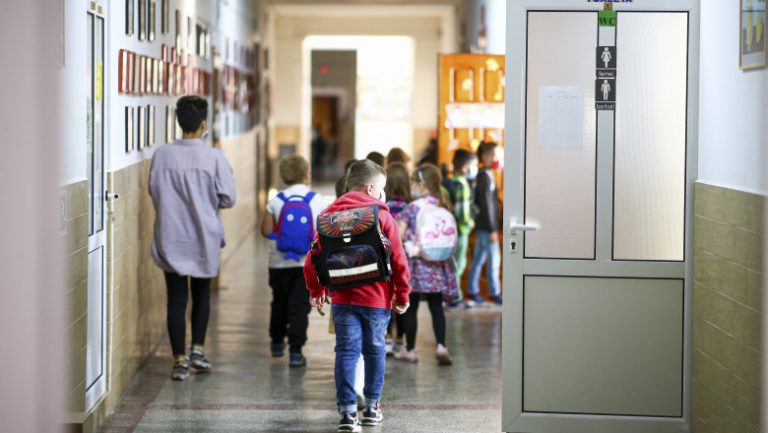Aproape 3 milioane de elevi revin la școală de luni. Regulile sanitare la începutul noului an școlar