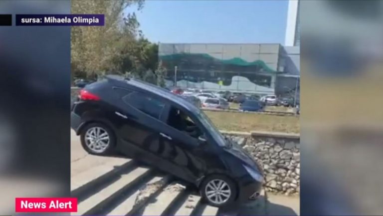 Șofer filmat în timp ce coboară cu mașina pe scări, într-un parc