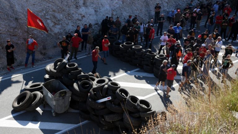 Protestatarii blochează drumurile pentru a împiedica întronizarea noului mitropolit al Muntenegrului