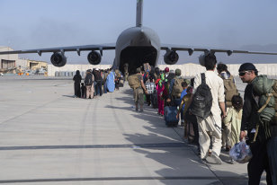 România continuă evacuările din Afganistan. 80 de cetăţeni afgani ajung în țara noastră