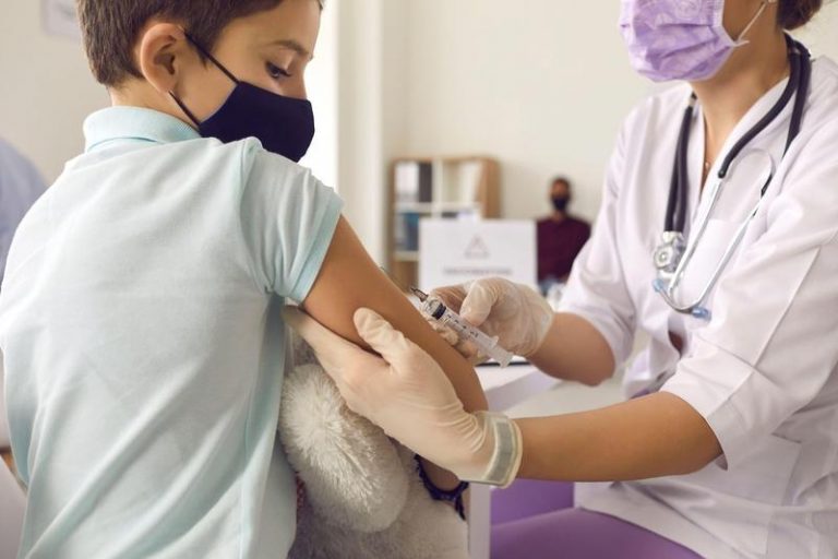 O treime dintre persoanele vaccinate anti-COVID din Timiș și-au ridicat tichetele de masă