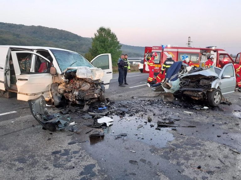 Dezastru pe șosea: Doi șoferi au murit pe loc, după ce unul dintre ei a intrat cu mașina pe contrasens