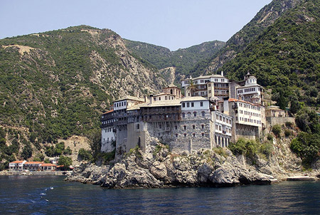 Peste 1.000 de călugări de la Muntele Athos sunt infectați cu Covid, opt dintre ei au murit