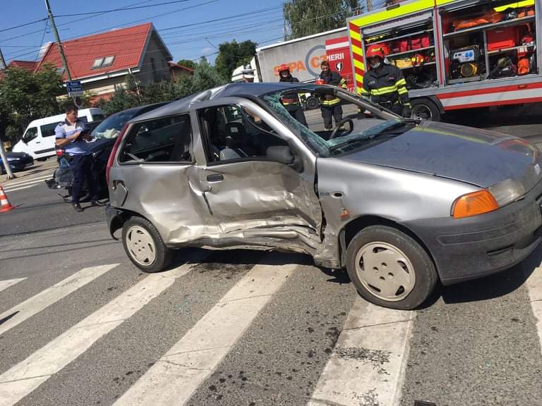 Timișoara | Mașină răsturnată pe Brâncoveanu, o persoană prinsă sub ea