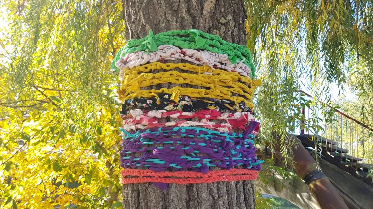 O nouă inițiativă neobișnuită marca „Croșetăm povești și poduri”, în derulare în Parcul Uzinei de Apă din Timișoara