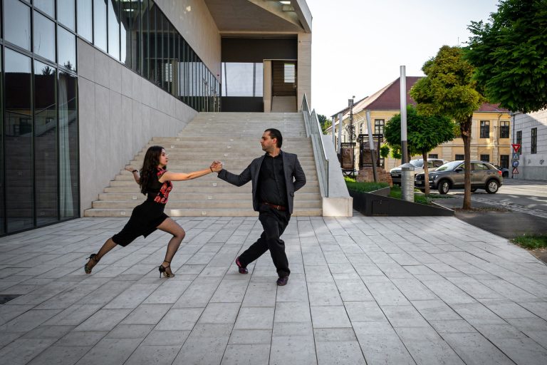 Cum ar putea reprezenta dansul un refugiu în timpuri tulburi – interviu cu doi reprezentanți ai școlii „Tango Malena”
