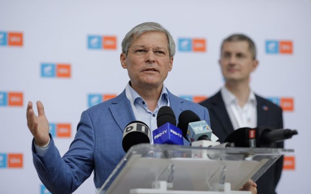 Război pe față în USR. Barna îl acuză pe Cioloș că dinamitează partidul