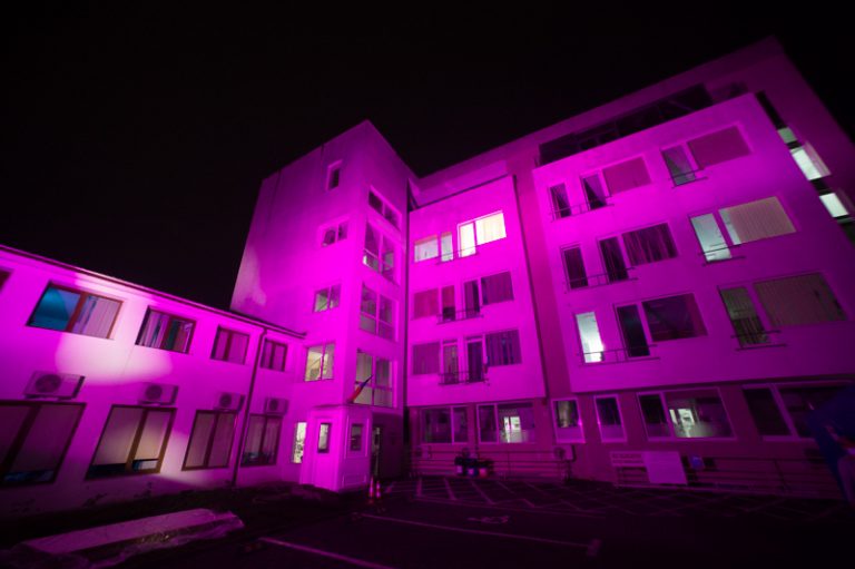 Clădirea OncoHelp Timişoara iluminată în roz, timp de opt zile, pentru sprijinirea luptei împotriva cancerului la sân