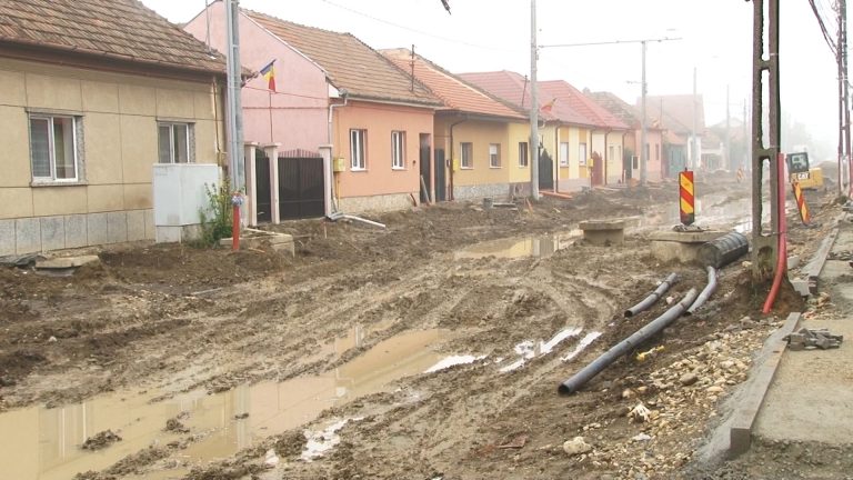 La doi pași de Timișoara, locuitorii au revenit la celebrele cizme de cauciuc din comunism! De vină este un șantier început și nefinalizat de mai bine de doi ani  în comuna Ghiroda | FOTO-VIDEO