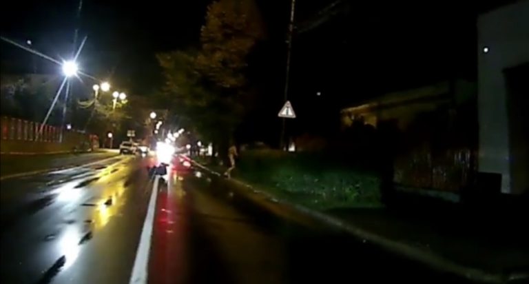 Arunca cu tomberoane pe șosea, în fața șoferilor VIDEO