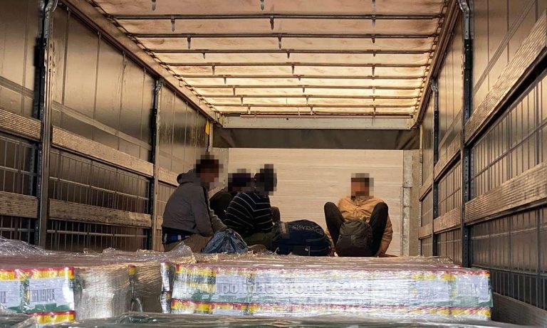Migranți, descoperiți într-un camion, în Timișoara