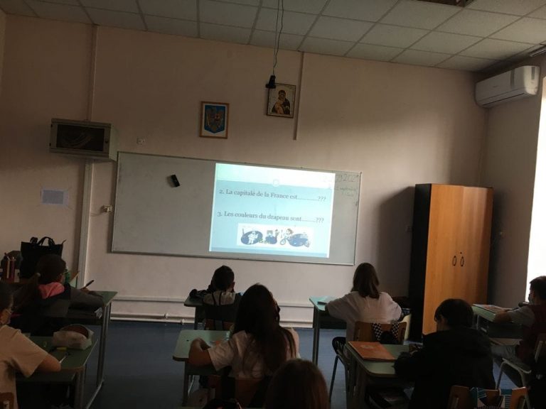 Elevii din școlile administrate de CJ Timiș primesc laptopuri și tablete