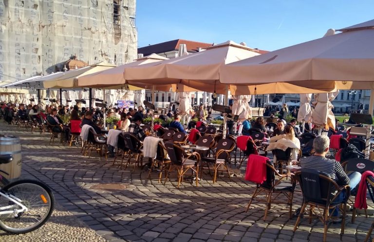 Fără mască la plimbare prin „buricul” târgului