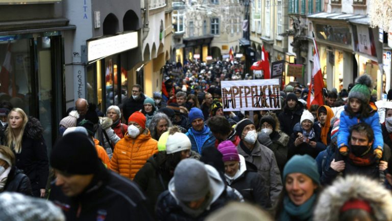 Zeci de mii de oameni au protestat din nou în Austria împotriva vaccinării obligatorii anti-Covid, deși țara se află în lockdown