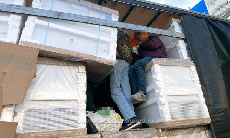 Peste 20 de migranți, înghesuiți într-un camion încărcat cu frigidere, depistați la Nădlac II